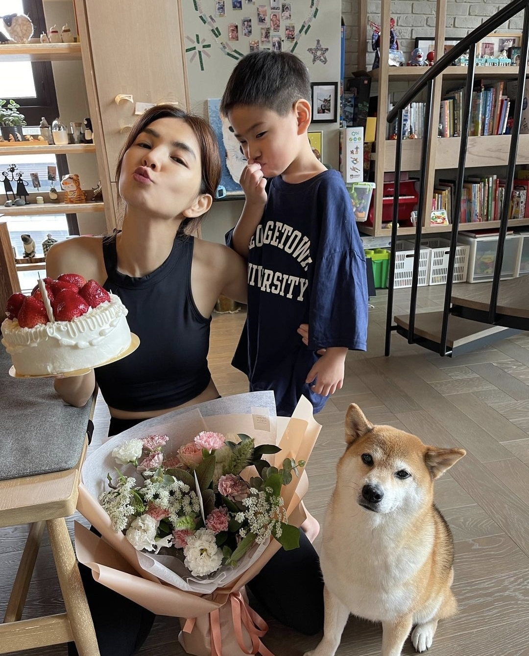 Ella庆祝结婚10周年，提前过母亲节被儿子治愈，网友赞劲宝很会撩