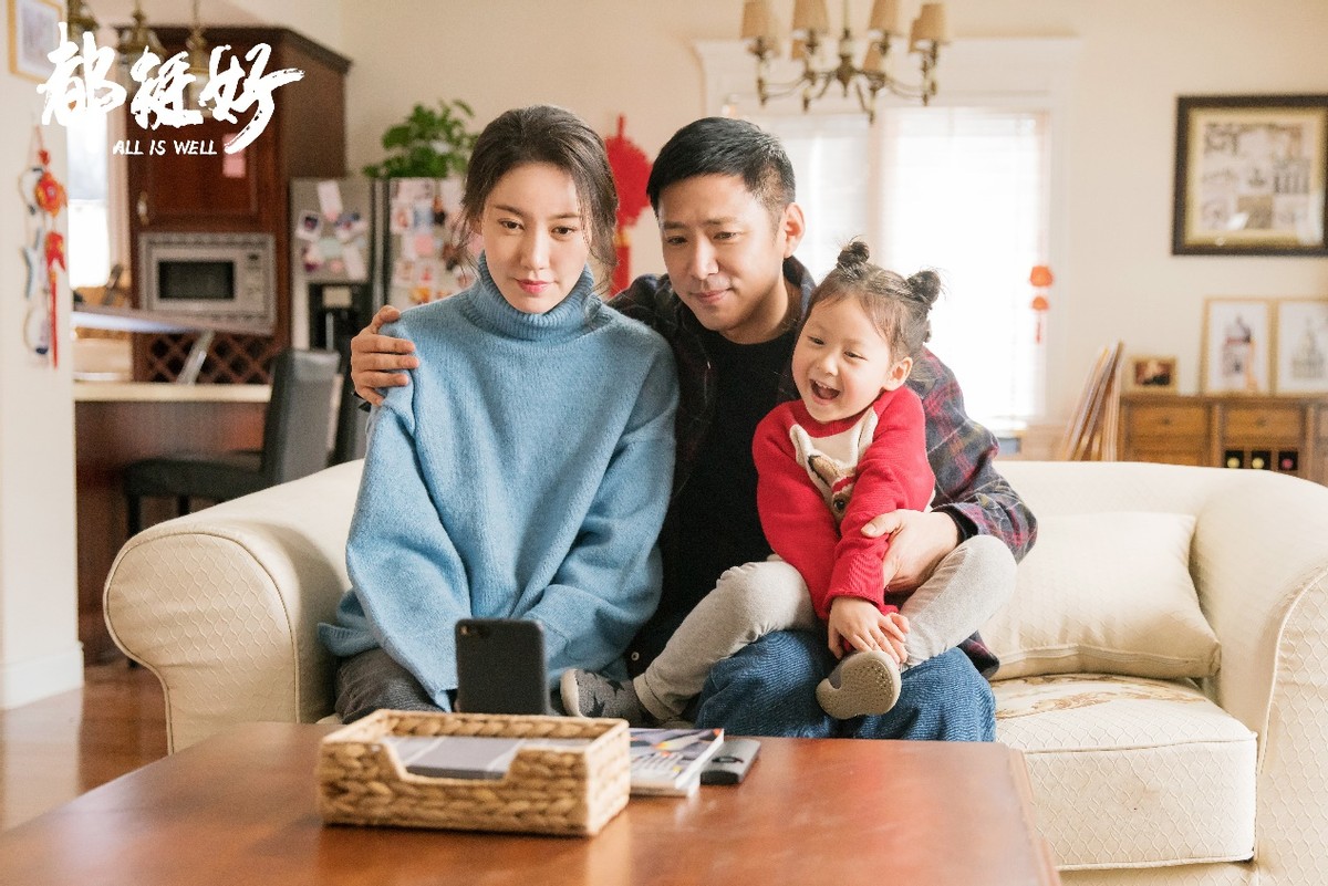 还放出高鑫与一名年轻女子逛街购物的照片