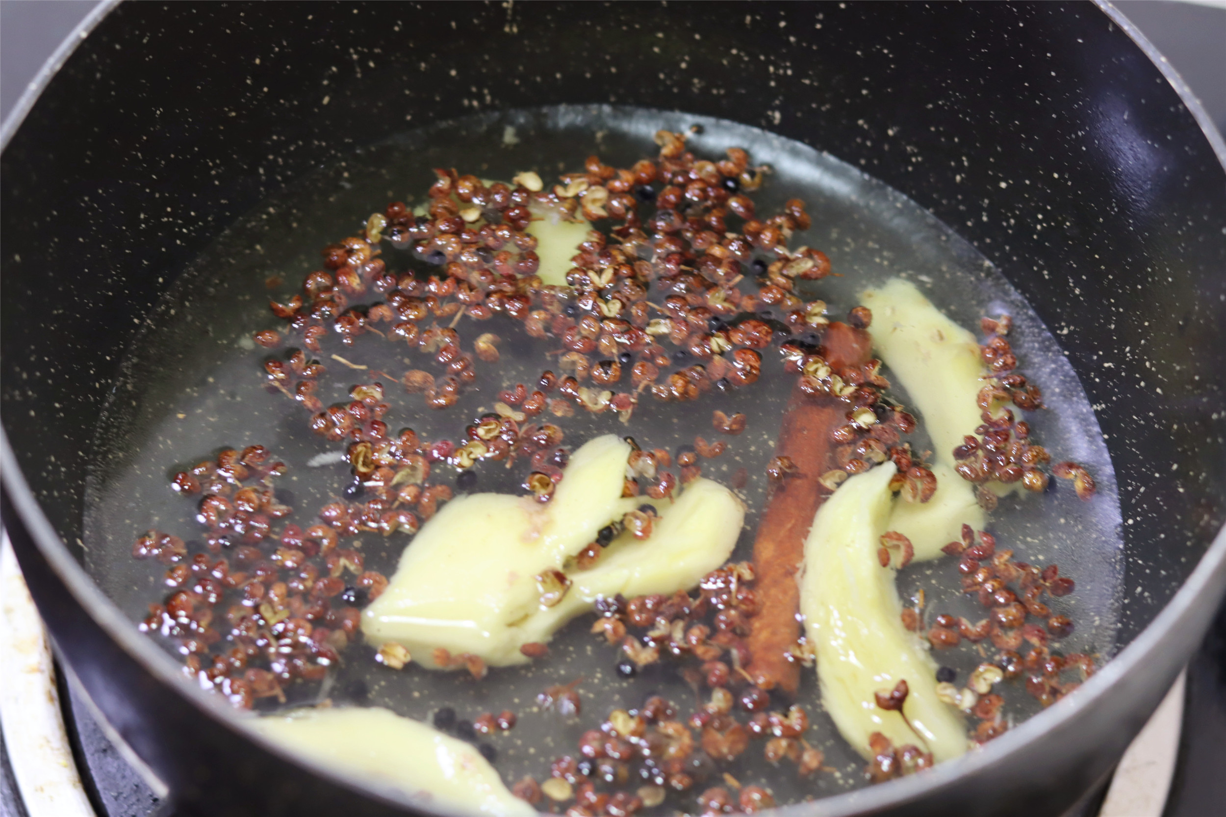 大雪过后要“腌肉”，教你腌酱油肉，比腊肉省事，吃到过年都不烦