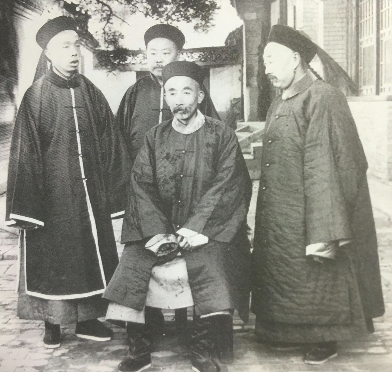 霍元甲踢馆慈禧保镖，踢了两脚后转身就走，对手站在原地纹丝不动