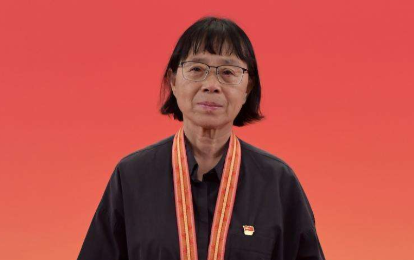 拼命三娘张桂梅校长感动身边人，领导：我们决不能捧着骨灰宣传您