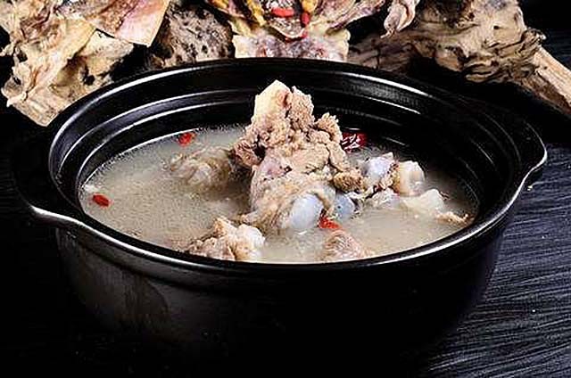 雇主跑路，拿不到工钱的保姆无私抚养两弃女，将她们培养成大学生