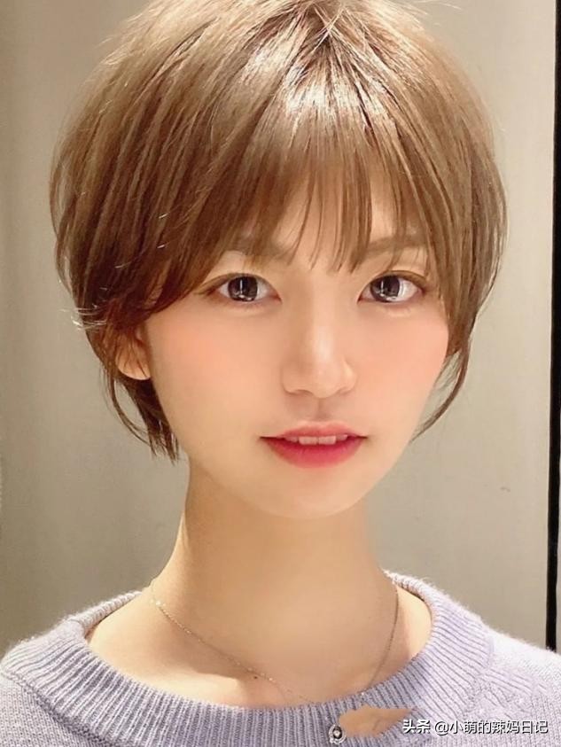 圆脸适合的短发烫发型(圆脸适合的短发烫发型女) - 盾灵网