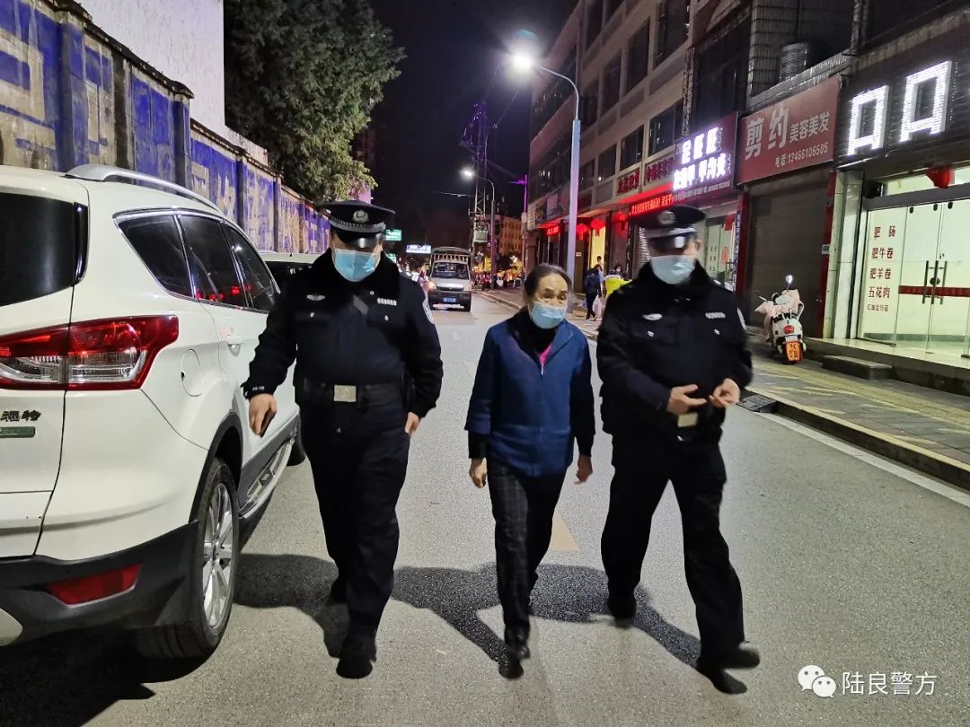 正月十六晚，民警护送老人回家团圆