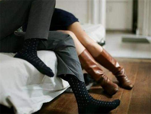 2004年丈夫出轨被妻子抓包,竟带小三到家中同住:荒诞的3人同居