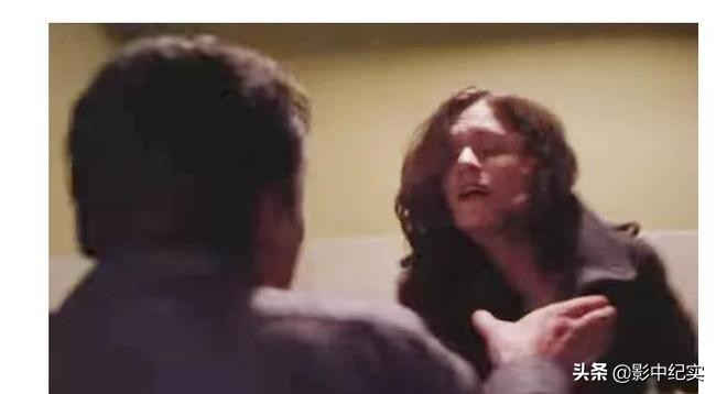 她被下药囚禁到地下室，当众多人性奴，报警后英国警方：你穿多少