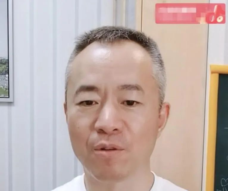 8位红极一时的央视主持人现状，61岁未婚，直播带货，身家过亿