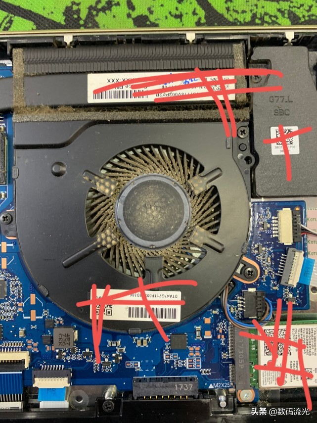 电脑经常发出声音，奇怪的是用手拍一下就好了，这是怎么回事？