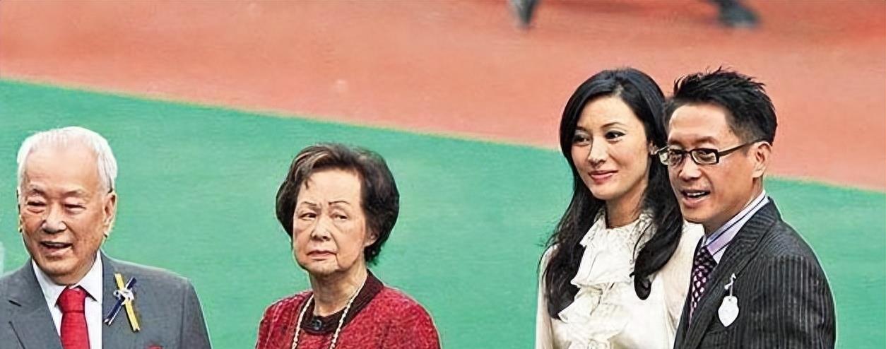 又是忘拉窗帘,李嘉欣