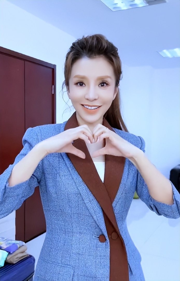 央视一姐朱迅晒新年开工照,歪嘴僵脸认不出,满脸为何都是疲倦?