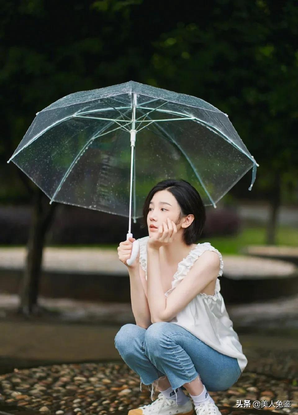 陈小纭发短发写真，化身雨中精灵