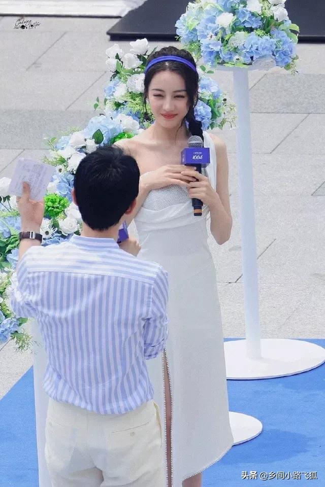 迪丽热巴蓝色发带造型曝光 穿一袭白色连衣裙清爽迷人