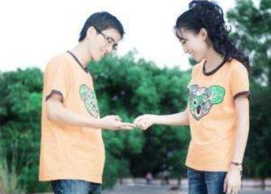 回看10年前温州动车事故，失去父母的小女孩幸存，叔叔当亲女儿养