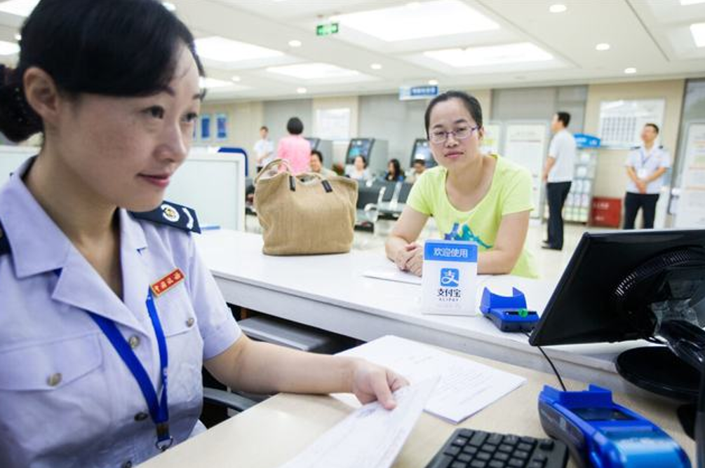 如果房屋过户和子女或是赠与父母 , 要交多少所得费用