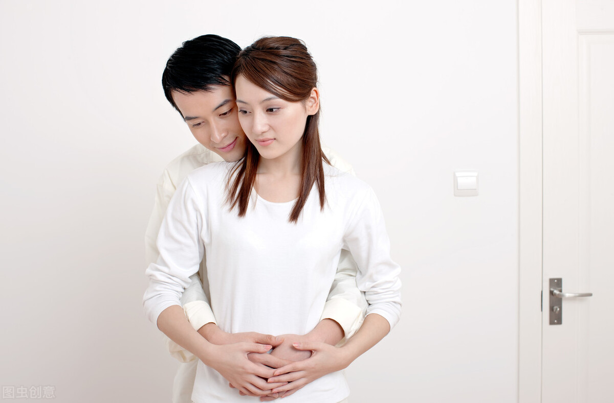 妻子婚内强行与丈夫发生关系，是否属于违法行为？构成强奸罪吗？