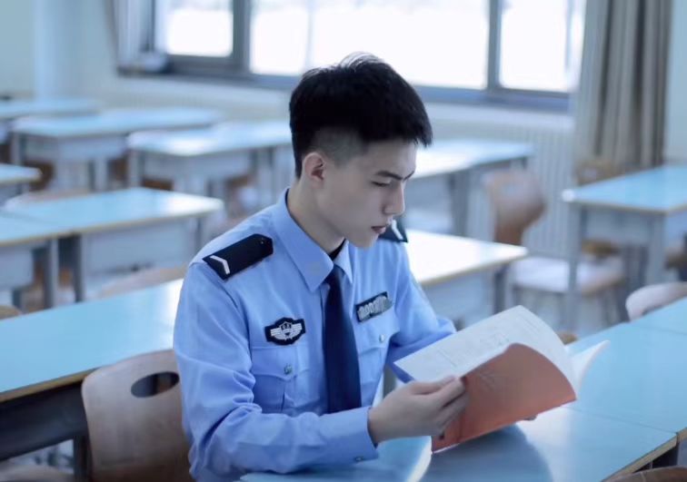 大学帅哥-爱妻自媒体