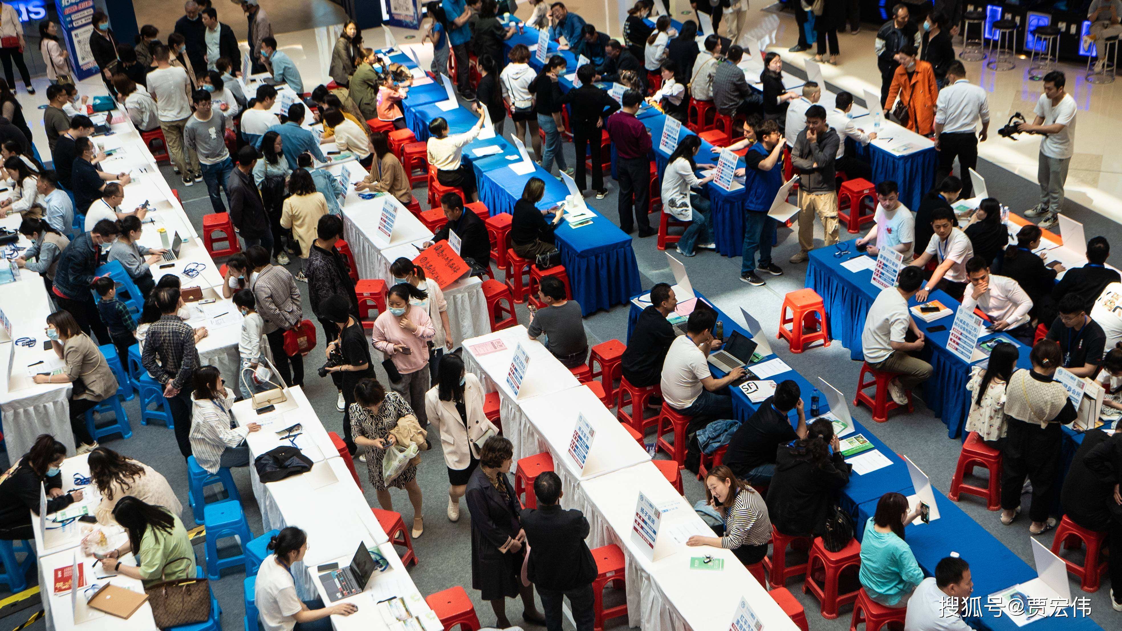 2017年，安徽一女会计贪污1158万，给男主播刷百万“钻石”