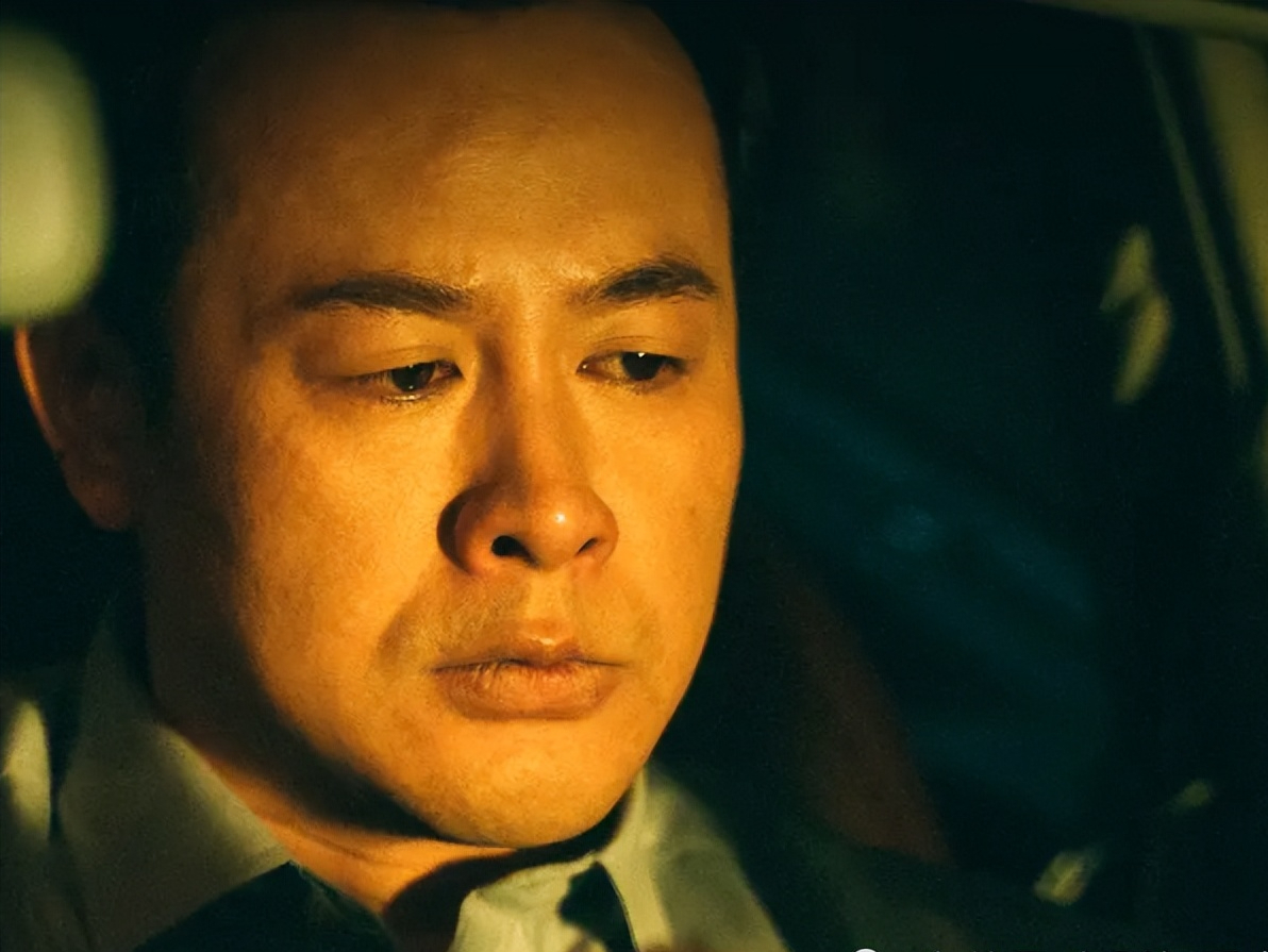 电影《扫黑决战》中，“两面人”曹志远亲手将自己判为死缓