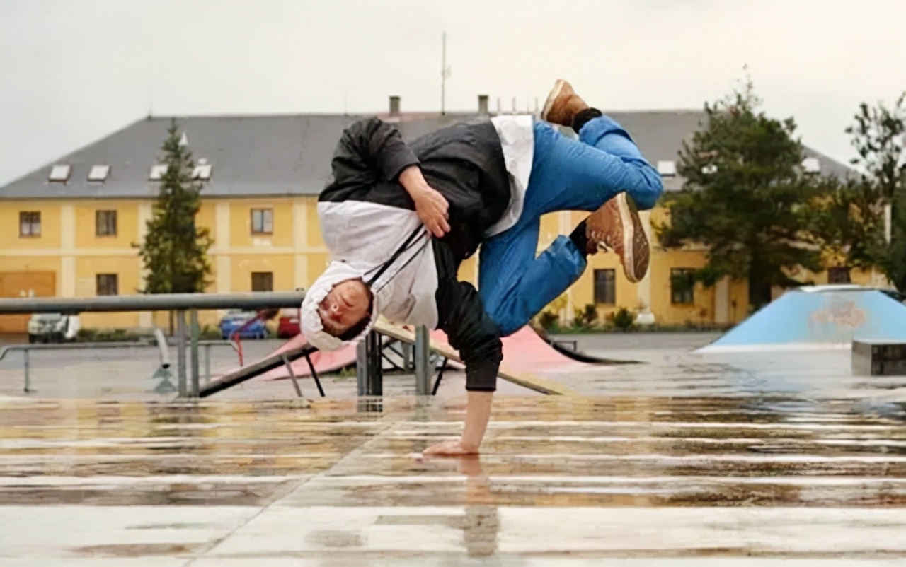 不靠颜值靠实力的三胞胎兄弟，原来学舞蹈，现在成了军营男子汉