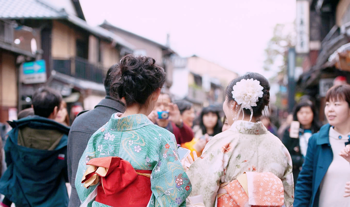 在日本,看到漂亮女孩向你比数字"9"的手势,当地导游:快离开