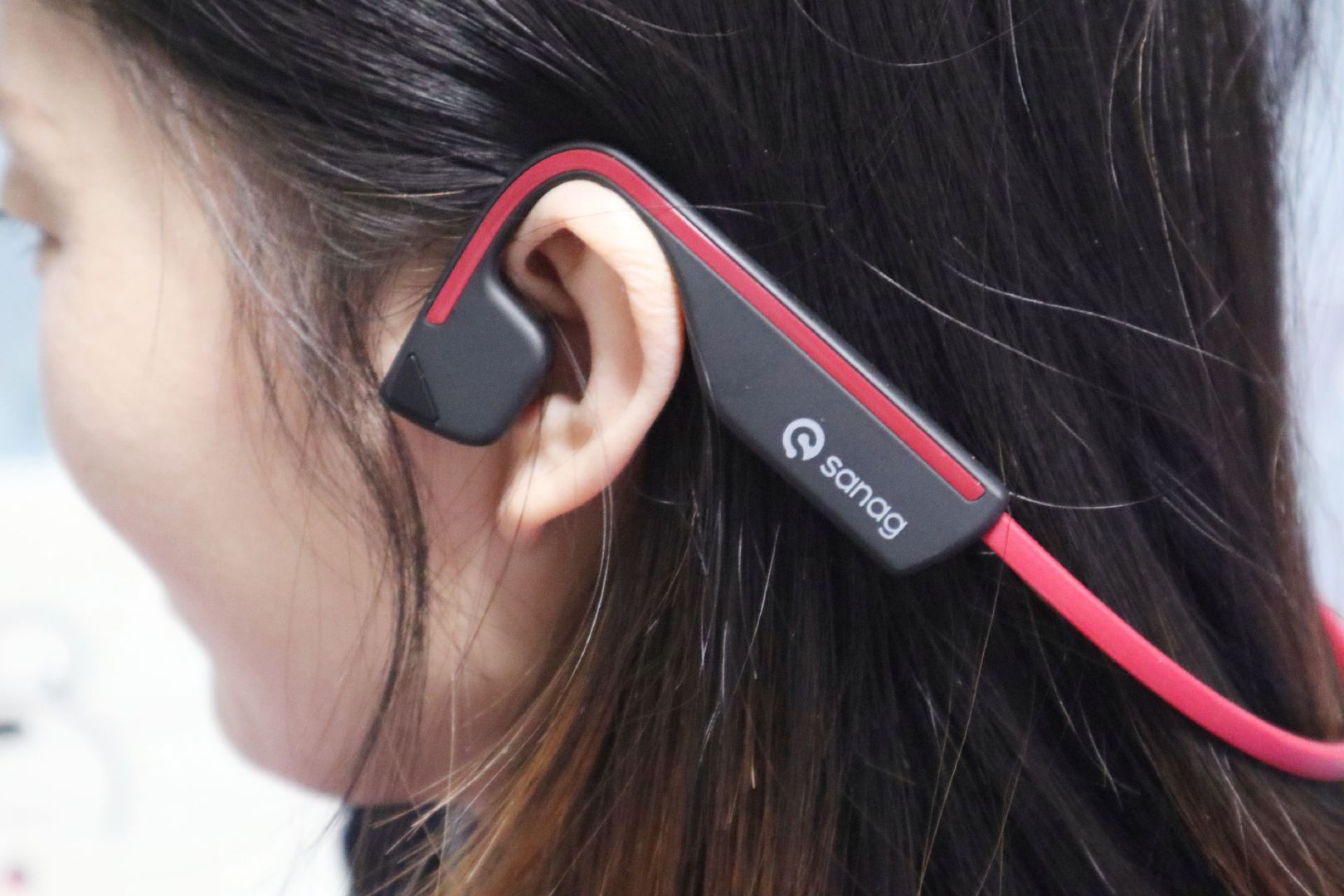 Sanag推出新形态气传导耳机产品，无需塞进耳朵就能听歌