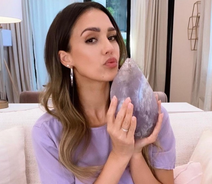 杰西卡·阿尔芭：19岁爆红全网，24岁嫁导演生三娃，如今身价92亿