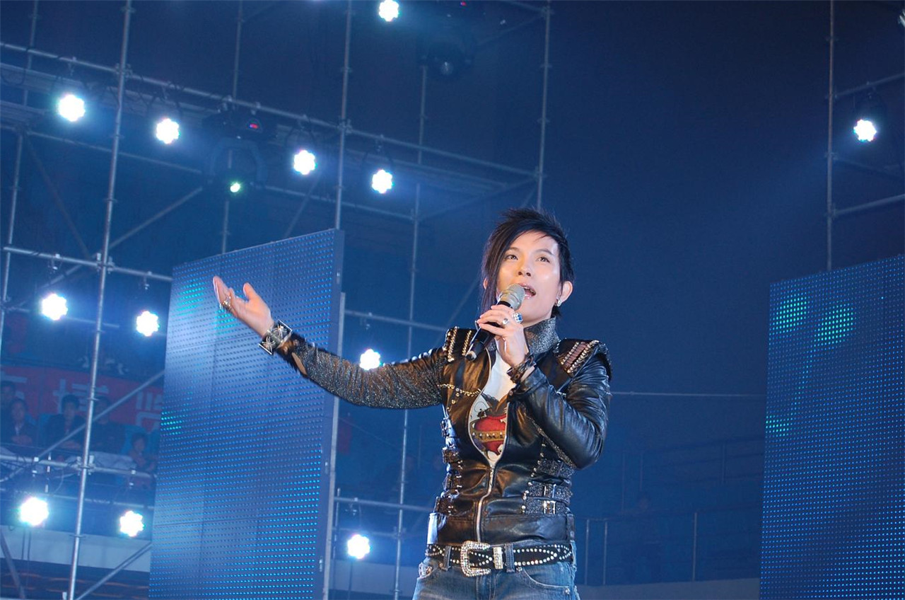 男女通吃?一张满脸胡茬的照片,彻底撕下了潘美辰的遮羞布!