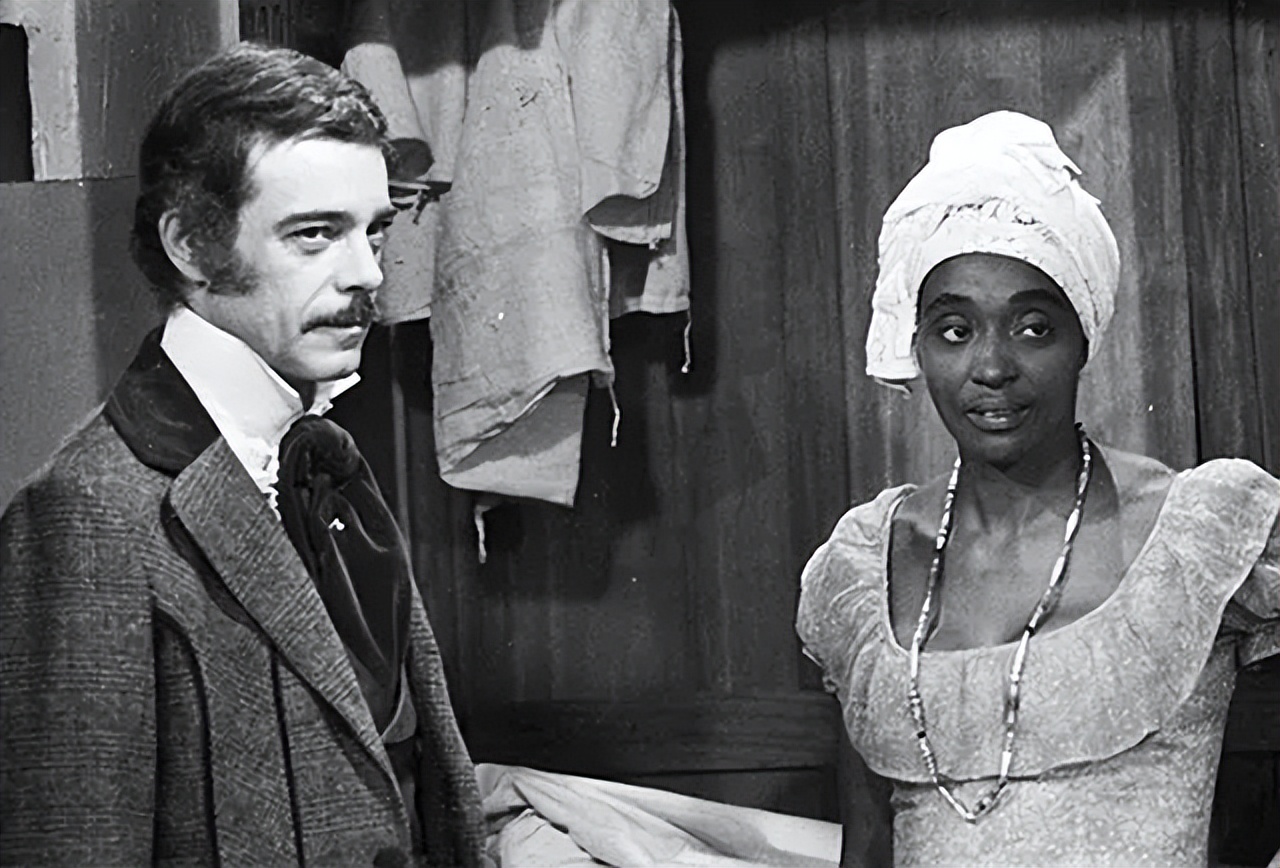 按照常规的套路,这两个女人一定是伊佐拉的"拦路虎",可是在这部剧中