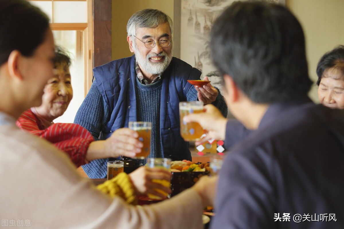 “婆家上门大似天，亲家登门不值钱”，另一句正好相反，哪句对？