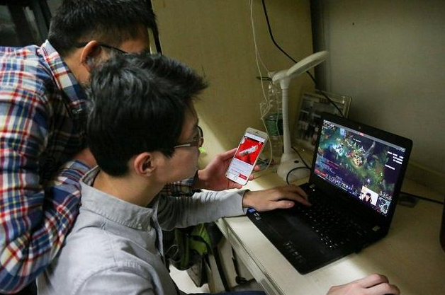 大学生沉迷追剧打游戏，鼠标垫“暗藏玄机”，家长：打吧，没关系