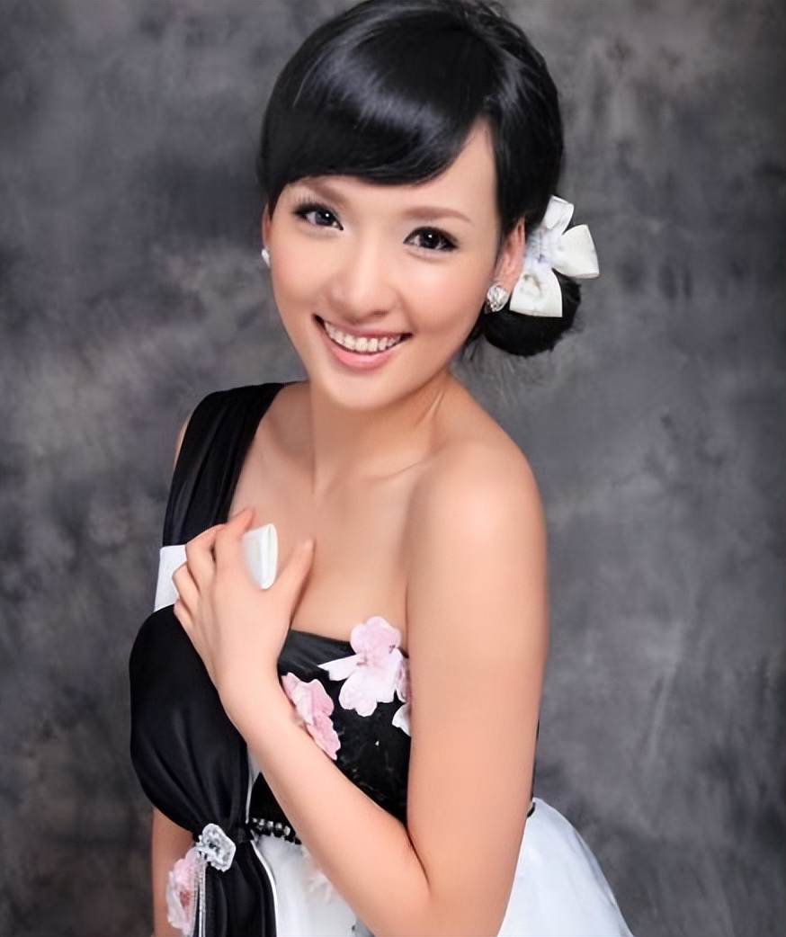 本是礼仪小姐，后被赵本山选中出演《乡村爱情》，如今生活幸福