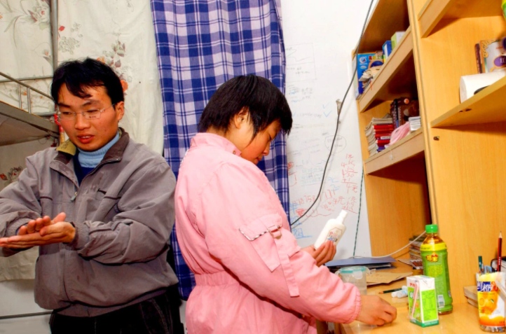 18年前，带着妹妹读大学，在学校捡破烂的21岁河南男孩，如今咋样