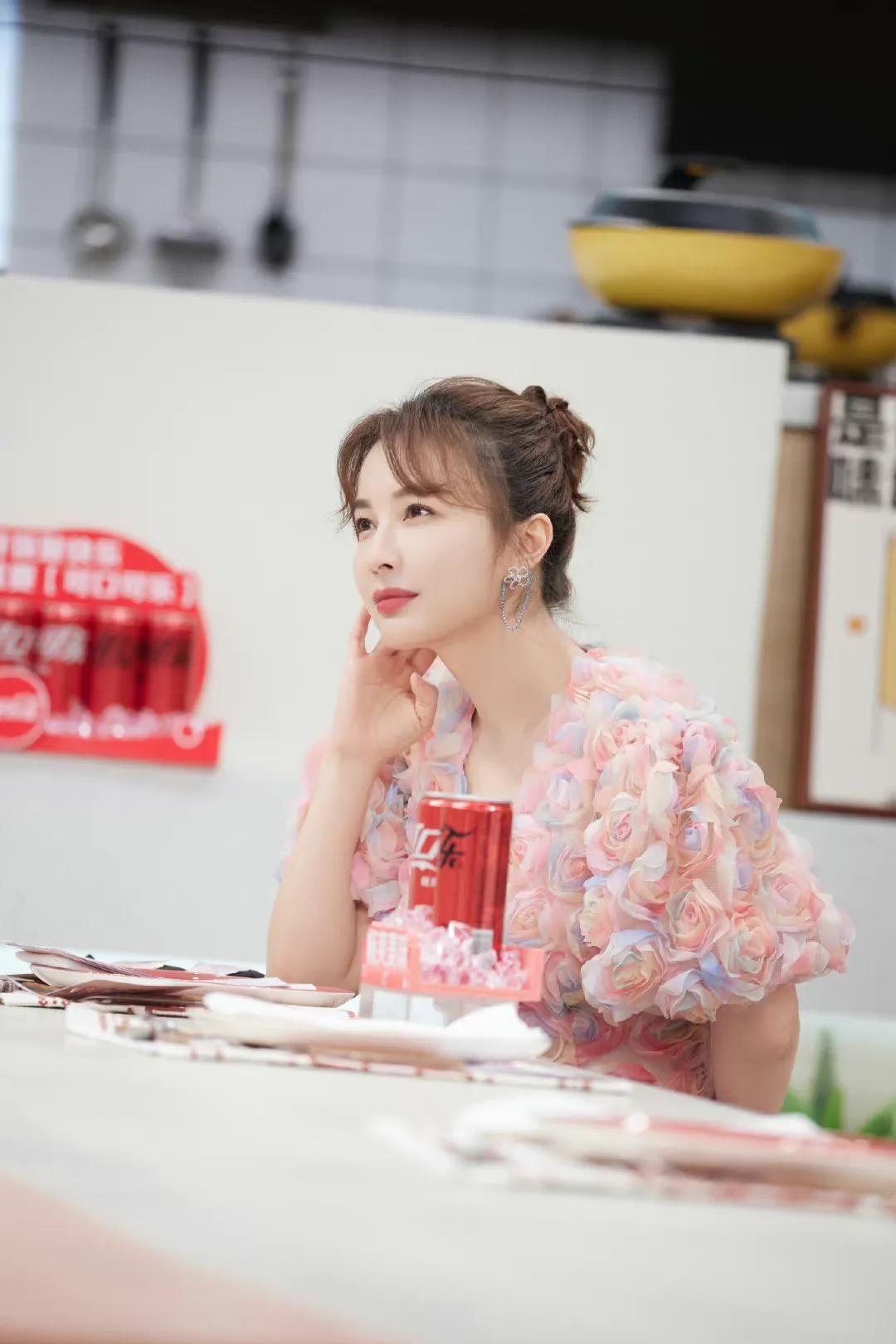 吴昕近期参加综艺穿搭