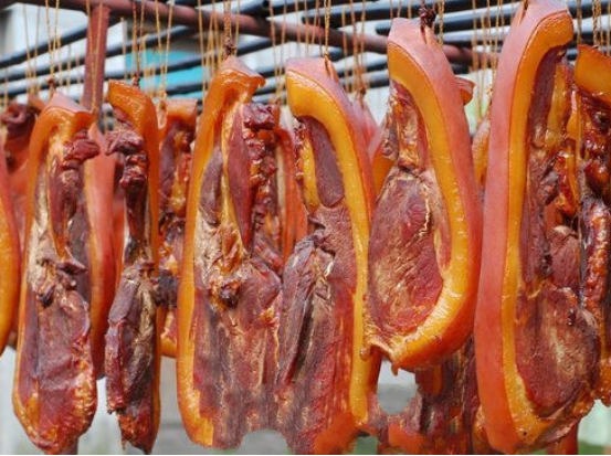 腌腊肉时，10斤猪肉放多少盐？牢记5大技巧，腊肉金黄，不霉不臭