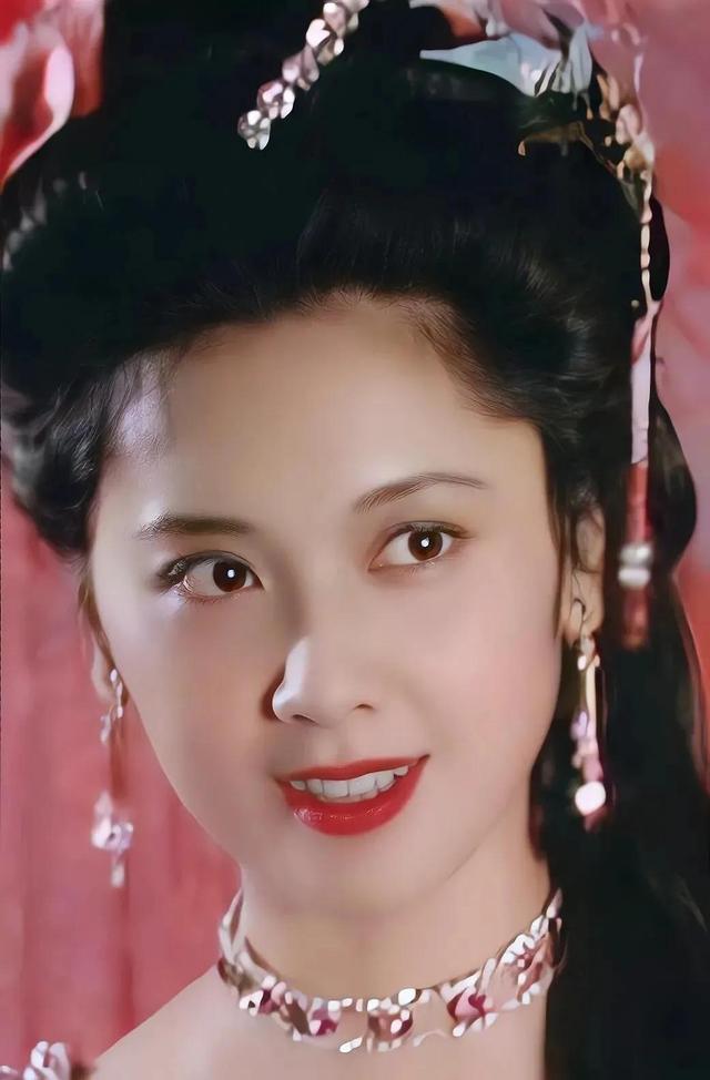 的照片后发现她的气质非常适合参演女儿国王一角,那年的朱琳已经33岁