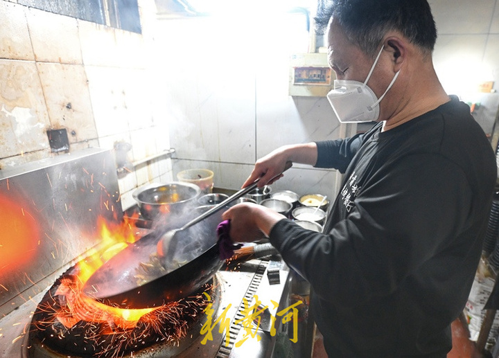 直击济南恢复堂食“第一餐”：测温扫码一个不少，火锅店招牌菜凌晨就卖光