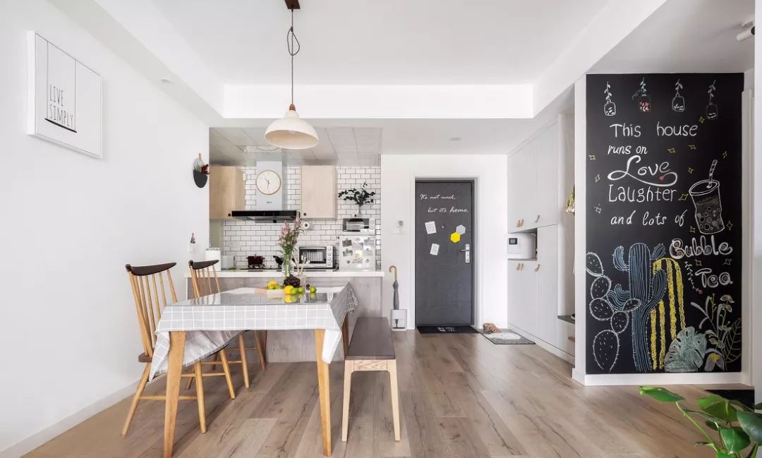 78平北欧风小户型二居室，白、灰与木构造出一个轻松舒适的窝