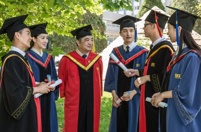 女孩晒出“研究生证书”，评论区却恶意满满，部分网友极尽嘲讽