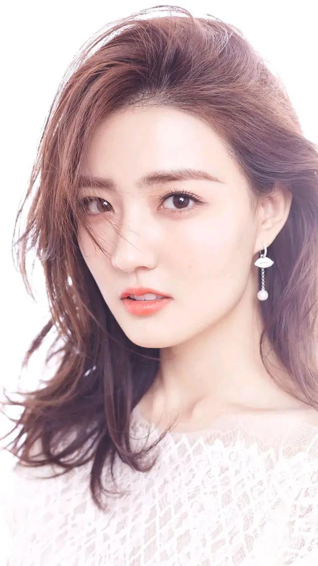 徐璐，五官精致，身姿优雅