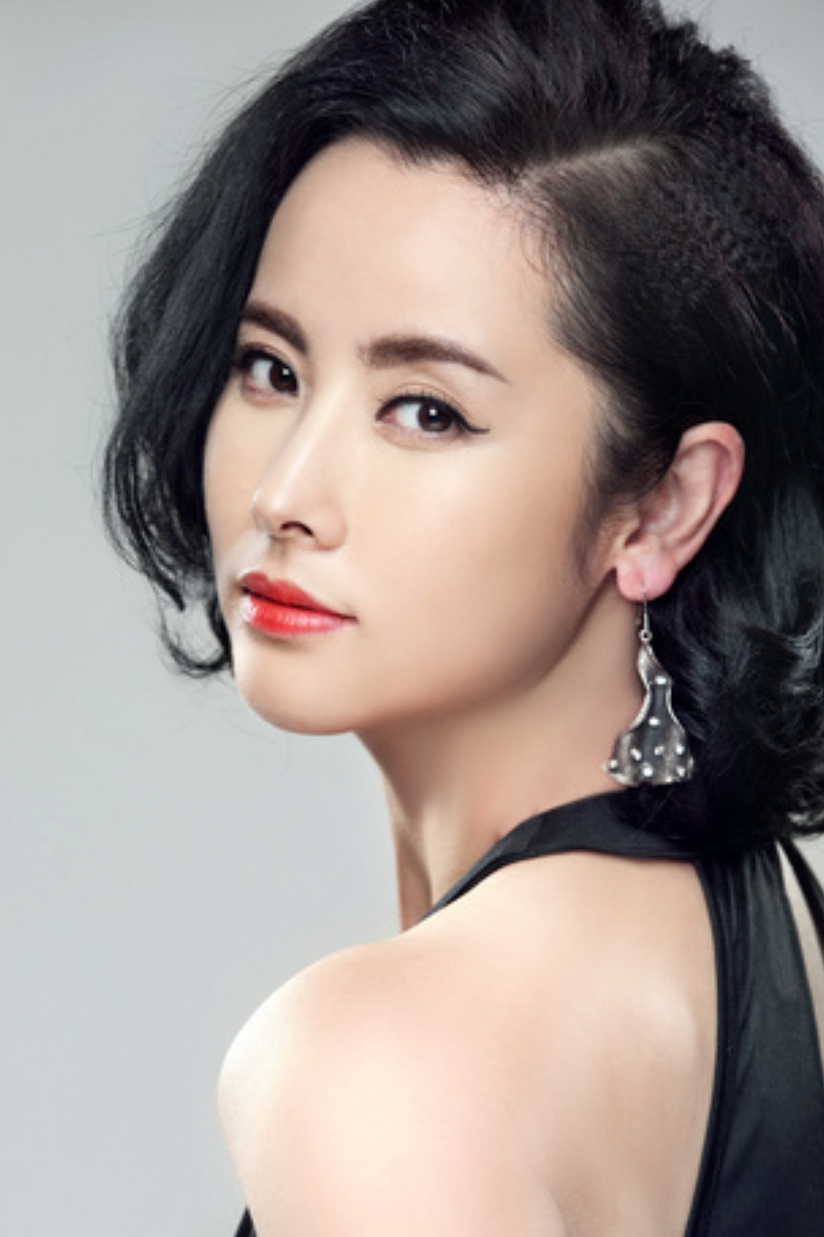 41岁结婚生子,44岁与丈夫对簿公堂离婚,被骂同性恋的她现如何?