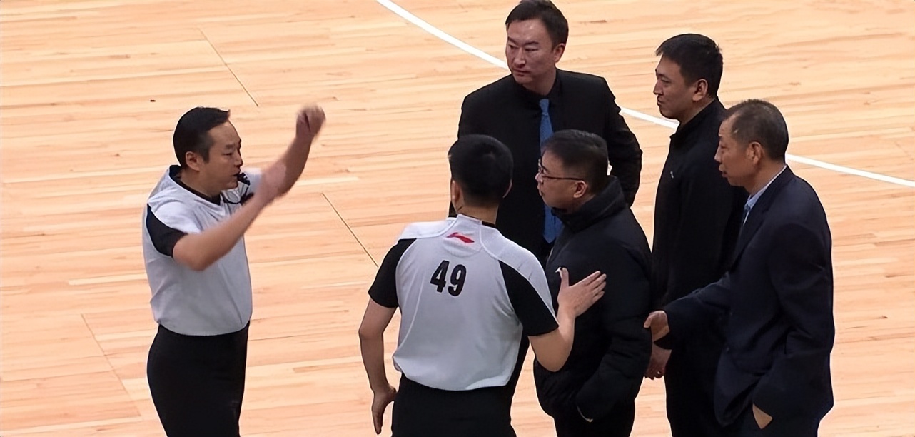 nba裁判工资为什么这么低(CBA赛场的裁判，吹一场比赛能赚多少钱？)