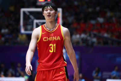 现役哪些中国球员在nba(盘点入选NBA的十大中国球员，胡卫东巴特尔威名依旧，姚明成传奇)