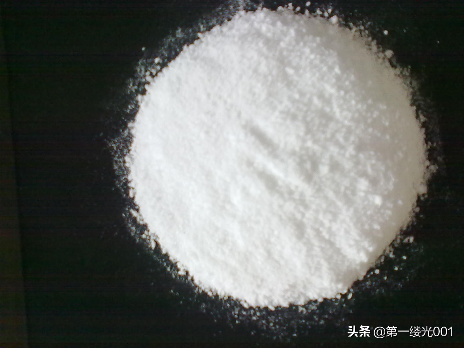 氯化铵的化学式怎么写（氯化铵的结构介绍）