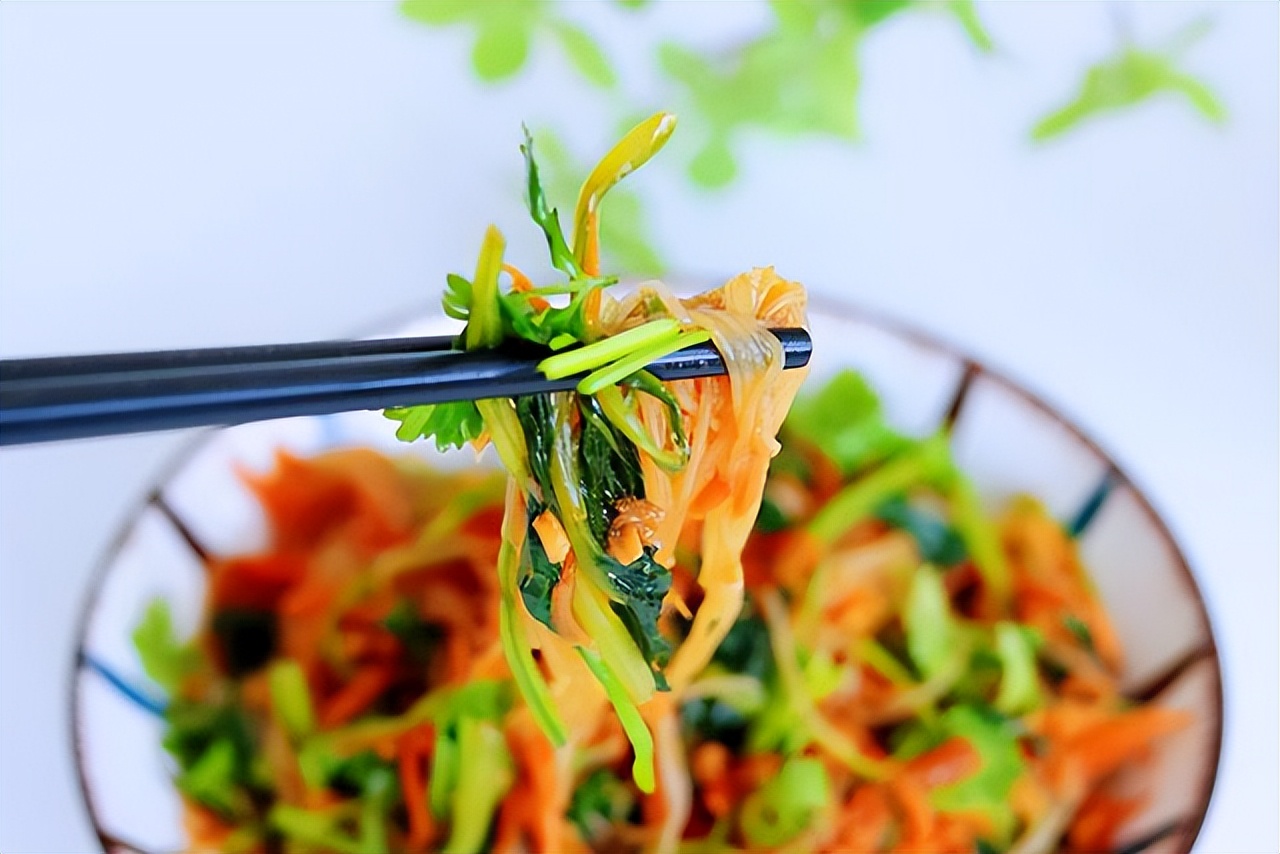 【凉拌菠菜粉丝】做法步骤图 补铁补血又美味 滋补润燥不上火-起舞食谱网