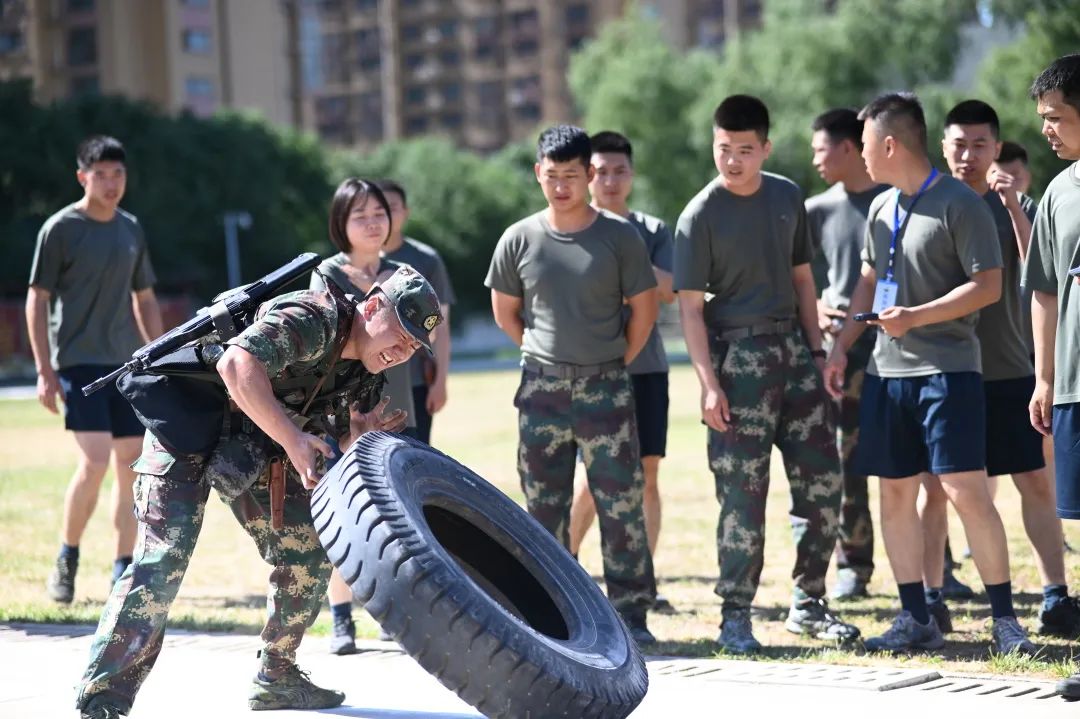 足球场上搬运伤员集锦图(挑战，谁才是真正的“全能王”？)