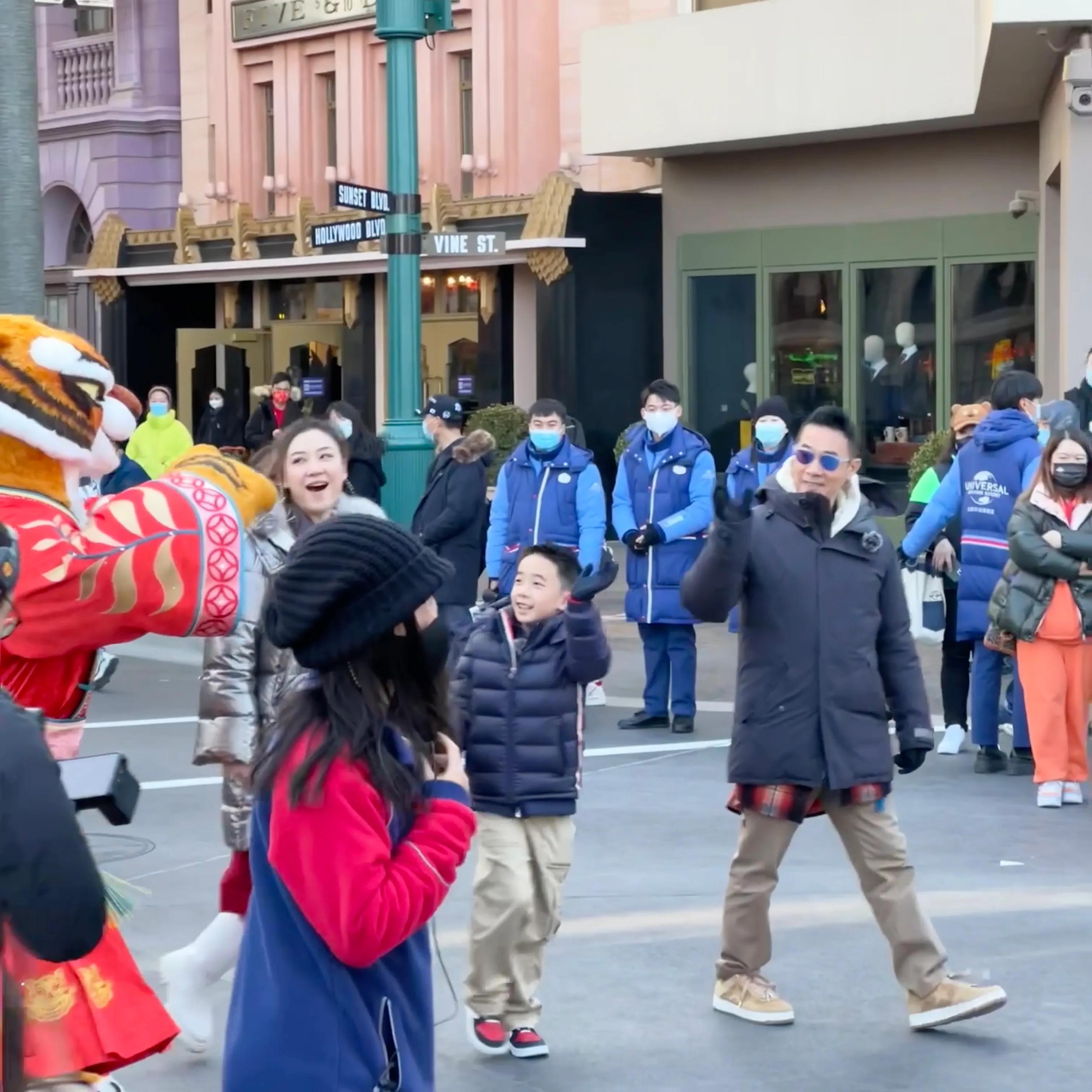 陈小春应采儿带大儿子出游，一家三口全程超欢乐，Jasper长高不少