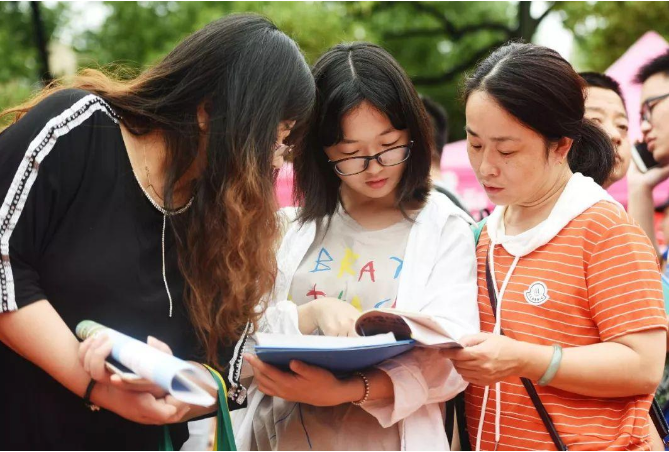 浙江高校被分成7个等级，浙大是领头羊，民办大学就进入第二等级