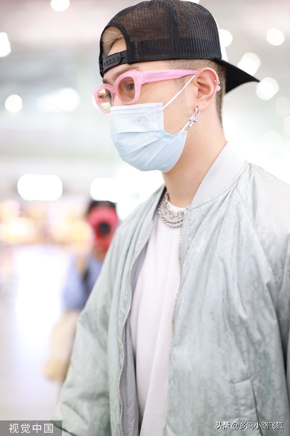 马伯骞穿棒球服现身机场 戴帽子和童趣粉色眼镜潮味十足