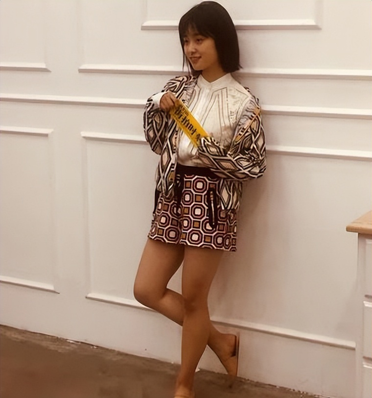 痘痘脸、赘肉、五五分！生图里的女星，让我看见了人间真实