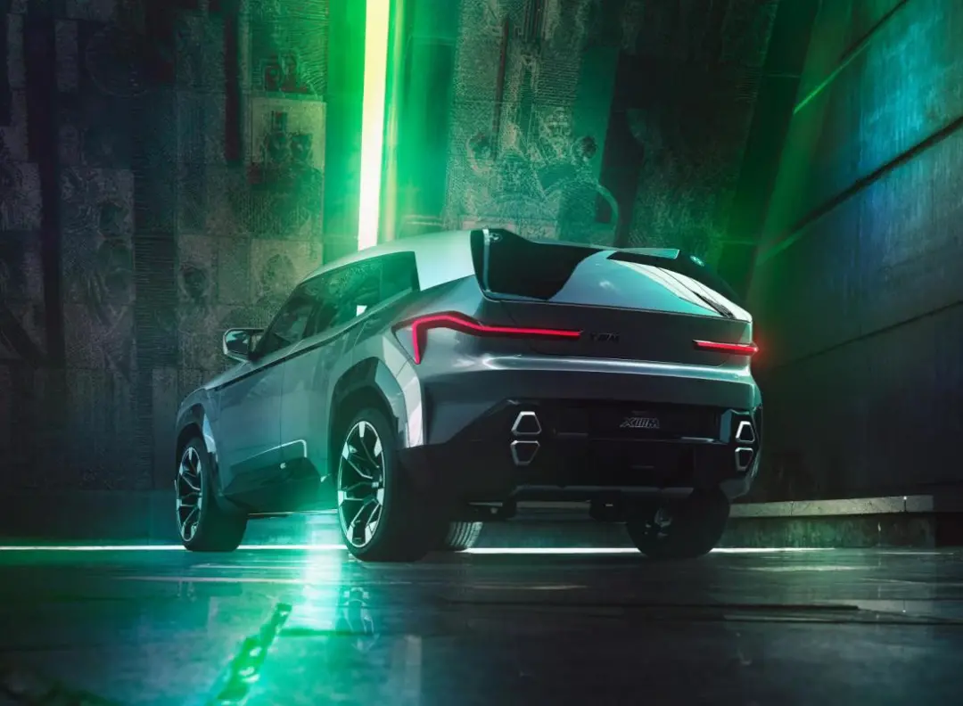 搭载4.4T V8发动机，750马力，外形超科幻，承前启后